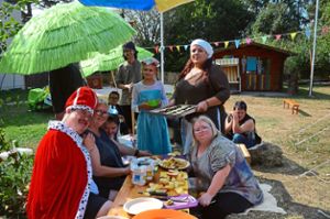 Beim Sommerfest der Lebenshilfe bereiteten die Teilnehmer erfrischende Obstkuchen selbst zu.  Fotos: Bausch Foto: Schwarzwälder Bote