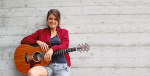 Elena Seeger ist angehende Gymnasiallehrerin. Aber nicht nur: sie schreibt Lieder und hat sich das Gitarrespielen selbst beigebracht. Foto: Privat/Bender