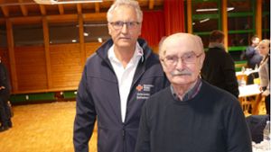 Vorsitzender Wieland Merz (links) dankte dem 85-jährigen Claudio Donati für 16 Jahre aktiven Fahrdienst. Foto: Rainer Bombardi