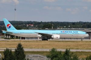 Die Maschine der Korean Air auf dem Stuttgarter Flughafen auf dem Weg zur Startbahn für den Rückflug nach Zürich. Foto: Marco Wolf