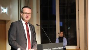 OB Stephan Neher (CDU) stellt beim Vorstellungsabend der OB-Kandidaten sein Wahlprogramm für Rottenburg vor. (Archivfoto) Foto: Steinmetz