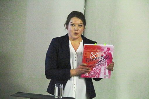 Stadtarchivarin Yvonne Arras informiert über die Geschichte des Frauenwahlrechts.  Foto: Thiercy Foto: Schwarzwälder Bote