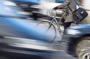 Eine 30-Jährige Radfahrerin ist am Freitag in Balingen angefahren und verletzt worden. (Symbolbild) Foto: dpa