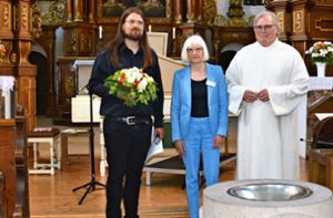 Im Beisein von Dekan i.R. Jürgen Renner bedankte sich Franziska Dietrich bei Lennart Faustmann Foto: Vögele