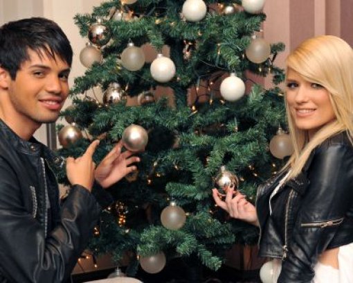 Vanessa (18) aus Nürnberg und Leo (20) aus der Schweiz werden in diesem Jahr wohl kaum ein besinnliches Weihnachten haben. Die Gewinner der achten Popstars-Staffel haben am 18. Dezember als Some & Any ihr erstes Album First Shot veröffentlicht. Foto: dpa