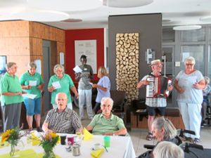 Gesangliche Unterstützung bekommen die Gäste von  drei Frauen in Grün des Obst- und Gartenbauvereins.  Foto: Schuster Foto: Schwarzwälder Bote