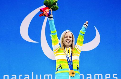 Andrea Rothfuss freut sich über ihre Paralympics-Goldmedaille, auf die sie acht Jahre lang hinarbeitete. Foto: Stratenschulte