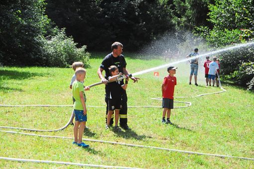 Wasser marsch! heißt es beim Sommerferienprogramm der Feuerwehr Hardt. Foto: Ziechaus Foto: Schwarzwälder Bote