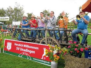 Sie dürfen einfach nicht fehlen: Die Original-Goäße-Musiker bereichern die Szene beim großen Fest auf dem Sportplatzgelände in Unadingen.  Foto: Rosenstiel Foto: Schwarzwälder-Bote