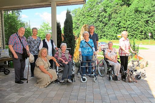 Die Senioren  in Begleitung von Anna Fendt (Zweite von links), Marina Weisser  (kniend) und Helmut Held (Dritter  von rechts)  vor dem Café Erle.  Foto: Kinigopoulos Foto: Schwarzwälder-Bote
