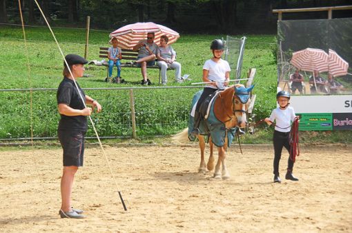 Große und kleine Reiterinnen durften zeigen, was sie auf dem Equivalens-Hof gelernt haben.  Foto: Rapthel-Kieser Foto: Schwarzwälder Bote
