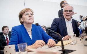 Bundeskanzlerin Angela Merkel (CDU) sitzt neben Volker Kauder, Unions Fraktionsvorsitzender, zu Beginn der Fraktionssitzung der CDU/CSU Fraktion im Bundestag.  Foto: dpa