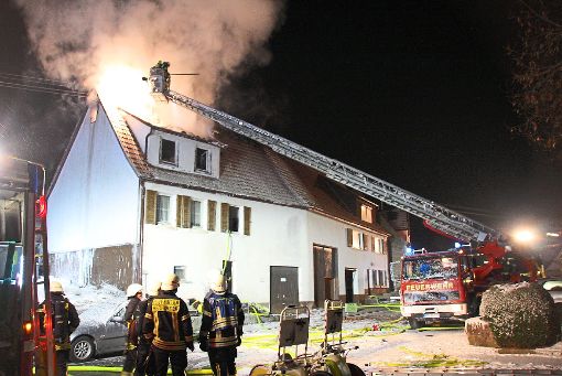 Einsatz zur späten Abendstunde: In Stein brannte gestern der Dachstuhl eines dreigeschossigen Wohnhauses. Die Brandursache ist noch unklar. Foto: Kost