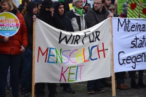 Das Aktionsbündnis Aufstehen gegen Rassismus bei einer Demo in Kandel (Rheinland-Pfalz)  Foto: Weber