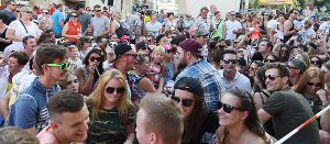 Bei der Beatparade am 29. Juli werden sich wieder Menschenmassen durch die Straßen von Empfingen bewegen. Das Organisationsteam legt sich für die Sicherheit der Raver ins Zeug.   Foto: Hopp