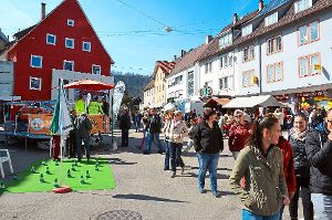 Bei frühlingshaften Temperaturen schlendern die Oberndorfer gern durch ihre Stadt und schauen, was die Händler am Verkaufsoffenen Sonntag zu bieten haben.  Foto: Wagner