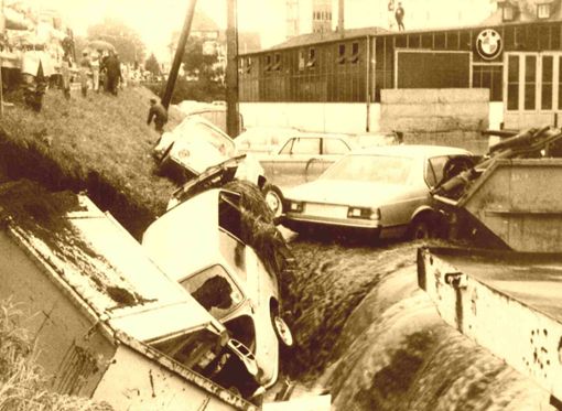 Die Wassermassen reißen die Autos in den Abgrund.   Foto: Archiv