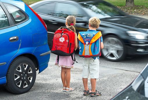 Bei   dichtem Verkehr  in der Nähe von Schulen wegen Elterntaxis kommt es immer wieder zu gefährlichen Situationen. (Symbolfoto) Foto: dpa