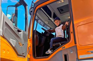 Der fünfjährige Ben darf im Führerhaus des neuen Lastwagens Platz nehmen. Foto: Christiane Frey