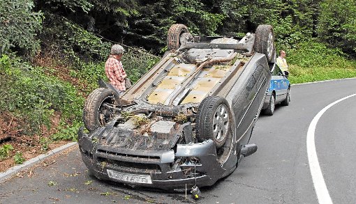 Ein 52-jähriger Autofahrer ist am Montagmorgen bei einem Unfall auf der Kreisstraße zwischen Bondorf und Wolfenhausen ums Leben gekommen.(Symbolfoto)  Foto: Wolf
