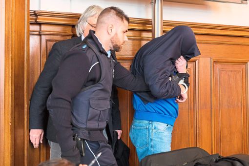 Drazen D. in Handschellen vor Gericht: Er hat seine Ex-Partnerin monatelang bedroht.  Foto: Graner