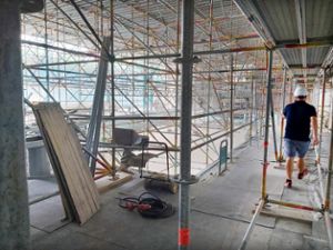 Das für die Sanierungsarbeiten im Aquasol benötigte Baugerüst füllt die gesamte Halle.  Foto: Fuchs
