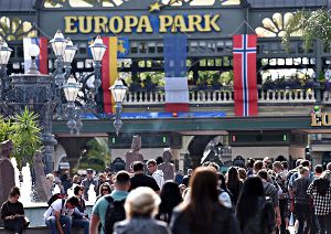 Tausende Gäste vergnügen sich täglich im Europa-Park. Zwischen einer Besuchergruppe und Sicherheitsleuten des Parks hat es jetzt Ärger gegeben. Foto: pse/dpa