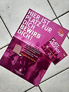 Mit lila Plakaten und Flyern  wirbt die Landeskirche derzeit für Kandidaten für die Wahl.  Foto: Conzelmann Foto: Schwarzwälder Bote