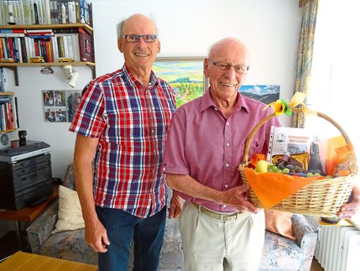 Fridolin Bensel (links) gratuliert   Fritz Straub zum 90. Geburtstag.  Foto: Kolpingfamilie Foto: Schwarzwälder Bote