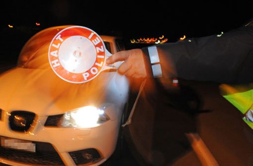 In der Nacht auf Mittwoch hat die Polizei in Reutlingen einen Zwölfjährigen am Steuer eines Geländewagens angehalten. (Symbolfbild) Foto: dpa