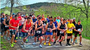 Auf die Plätze, fertig, los! 97 Läufer rannten am Sonntagmorgen drei Runden um den Schömberger Stausee. Foto: Breisinger