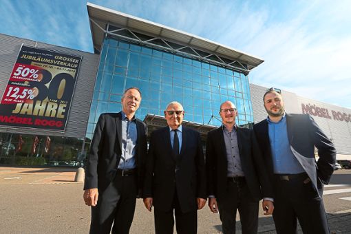 Die Geschäftsführung mit Ekkehard Gulde,  Hans Rogg, Julian Rogg und Alexander Ast (von links) steht vor der Zentrale von Möbel Rogg in Balingen. Das Unternehmen feiert nun sein 80-jähriges Bestehen. Foto: Maier