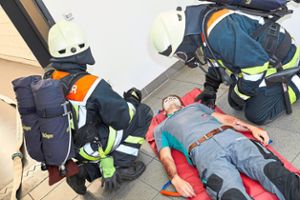 In Sicherheit: Die Feuerwehrleute des Atemschutztrupps brachten den Verletzten aus dem Gefahrenbereich.  Foto: Arburg Foto: Schwarzwälder Bote