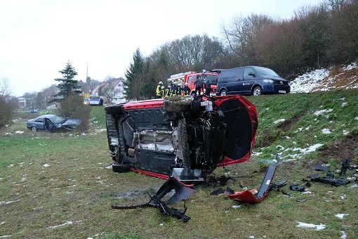 Der BMW prallte frontal gegen einen VW-Transporter im Gegenverkehr. Beide Autos landeten nach dem Unfall im Graben. Foto: Thomas Fritsch
