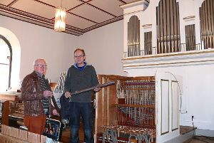 Rainer Heinz (links) und Ralph Krauter zeigen die  frisch geputzten Orgelpfeifen.  Foto: Werthenbach