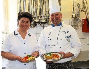 Uwe Höll und Lina Delchmann servierten im Nagolder Jugenddorf Gerichte aus biblischen Zeiten – und die kamen richtig gut an. Foto: Priestersbach