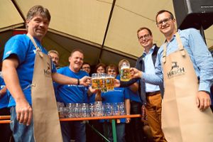 Thomas Deufel (von links),  Tobias Roth, Frank Schroft und Rainer Honer von der Hirschbrauerei trinken das erste Bier des Festes. Foto: Schwarzwälder Bote