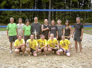 Das Siegerteam AEG (kniend), stehend rechts der Vize-Meister Sixpack, das Team Sandkornknacker (stehend links) belegte den dritten Platz.  Foto: privat Foto: Schwarzwälder-Bote
