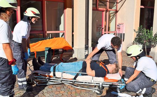 Bei der Übung wurden die Verletzten fachgerecht behandelt und abtransportiert. Fotos: Borho Foto: Schwarzwälder Bote