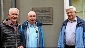 Von links: Richard Weinzierl,Klaus Schätzle und  Lothar Ellinger vor dem Geburtshaus Johann Baptist Bauernfeind. Foto: Nowotny