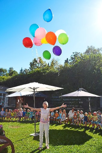 Mit bunten Ballons schwebt eine Unmenge guter Wünsche für die Neu-Rentnerin Ingrid Grüneberg in den Himmel. Foto: Bantle Foto: Schwarzwälder-Bote
