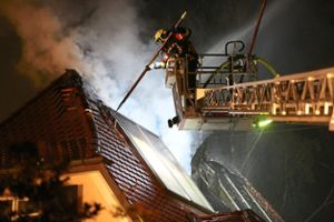 Ein Feuerwehrmann entfernt die Solarthermieanlage auf dem Dach des Gebäudes an der Filserstraße. Ein Hitzestau darunter führte vergangene Woche zu dem Brand. Foto: Schwarzwälder Bote