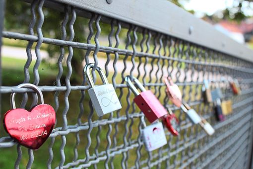 Die Fußgängerbrücke über der Nagold wurde von Liebespaaren mit Liebesschlössern dekoriert. Foto: Wind