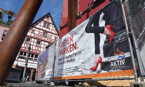 Freier parken: Mit einem zweideutigen Plakat wirbt Horb Aktiv für das Gratis-Parken in der Neckarstadt. Foto: Hopp