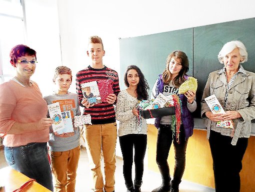 Andrea  Weisser-Richter (von links) übergibt zusammen mit ihren Schülern die Säckchen an Ursula Deingruber. Foto: Leukhardt Foto: Schwarzwälder-Bote