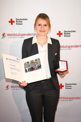 Iris Gähme mit Urkunde und Ehrennadel. Auch sie war  bei der hohen Auszeichnung für Blutspender in Berlin.  Fotos: Privat Foto: Schwarzwälder Bote