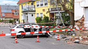 Unfall in Grosselfingen: Schwer verletzte Person  – in Hauswand gekracht