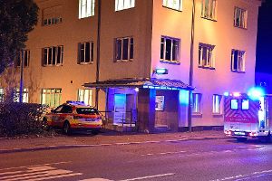 Die Polizei hat Notarzt und Rettungsdienst zur Versorgung eines Verletzten der vorangegangen Schlägerei am City-Center zum Revier in Schramberg angefordert.  Foto: Wegner