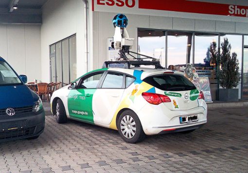 An der Tankstelle in Dunningen legen das Google-Auto und sein Fahrer eine Pause ein. Foto: Kimmich