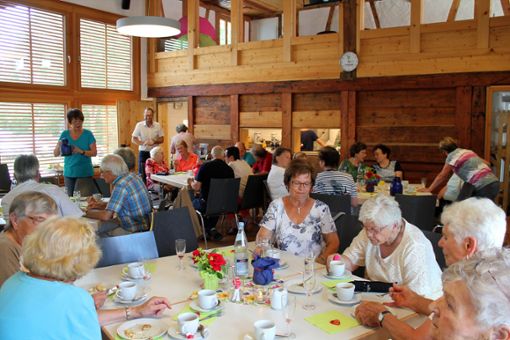 Zahlreiche Senioren führen nette Gespräche im Gemeindehaus. Foto: Reinhardt Foto: Schwarzwälder Bote